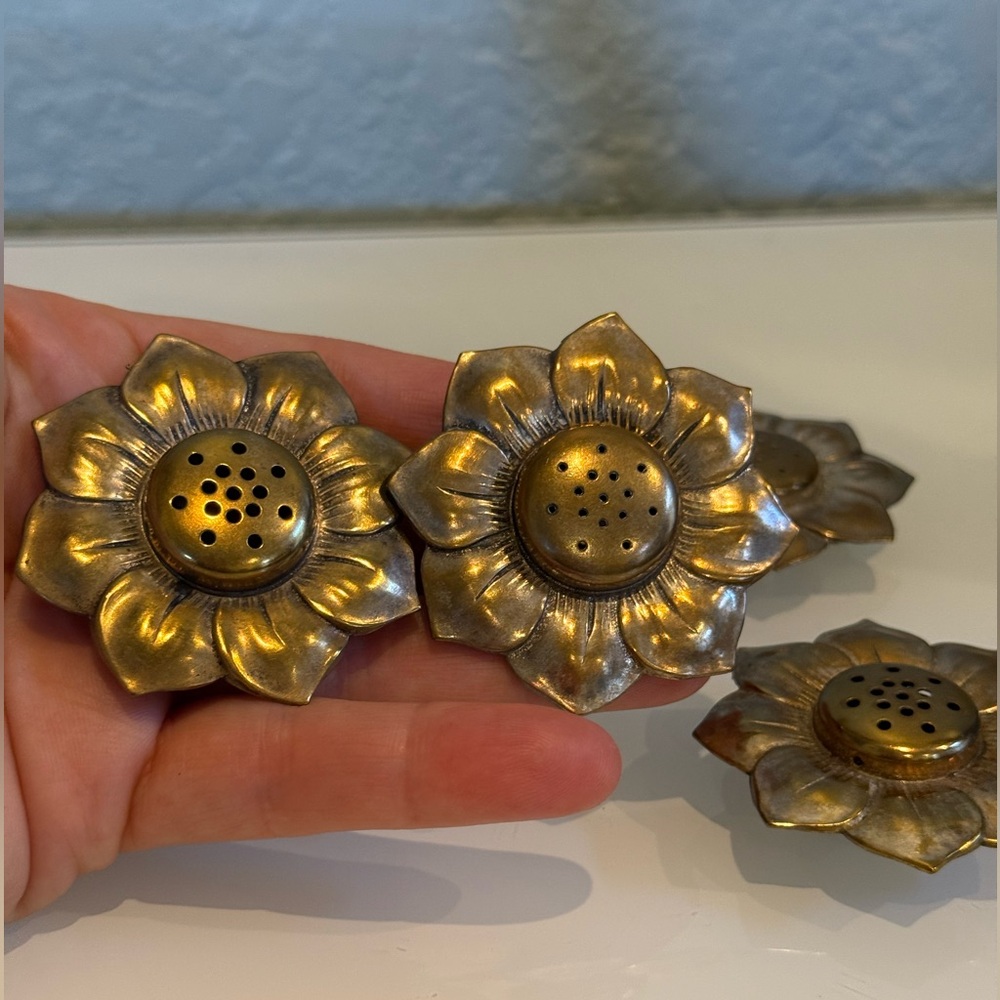 Vintage Diamon crystal Flower Shakers
Collectible Salt and Pepper shaker Shakers